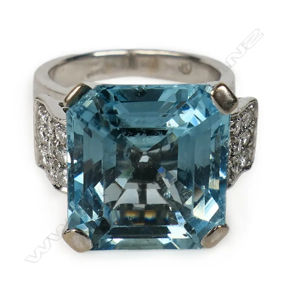 An 18ct white gold aquamarine and diamond dress ring, Image 1++