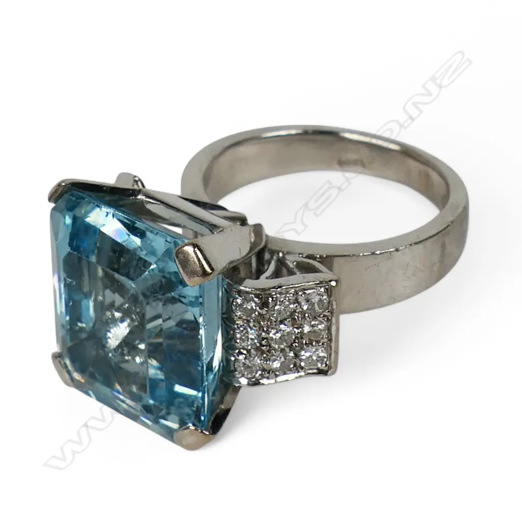 An 18ct white gold aquamarine and diamond dress ring, Image 1++