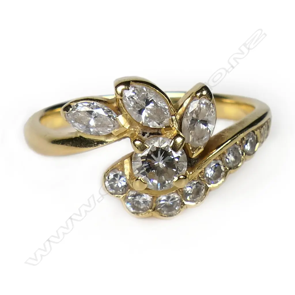 An 18ct gold and diamond dress ring, Image 1++