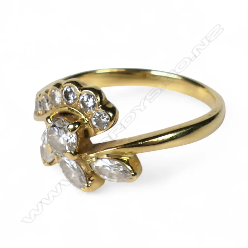 An 18ct gold and diamond dress ring, Image 1++
