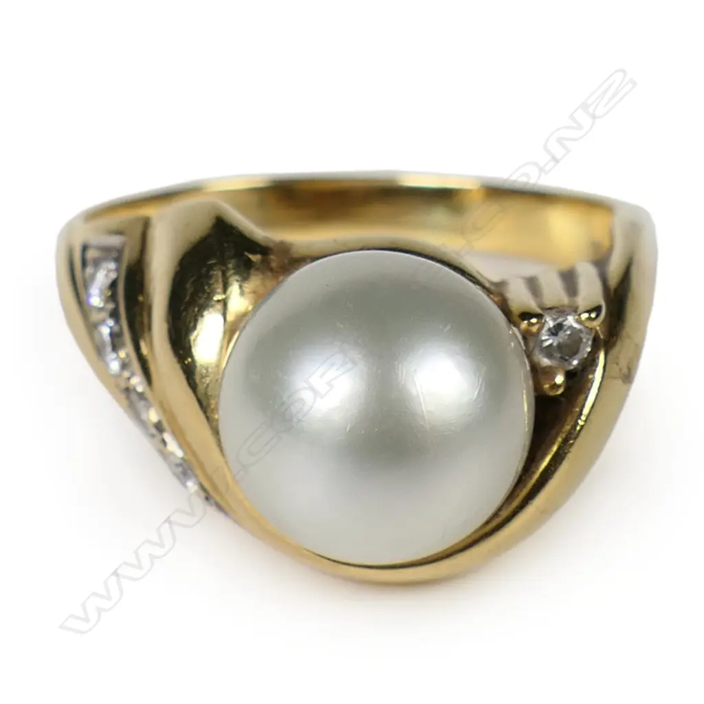 An 18ct gold pearl and diamond ring, Image 1++