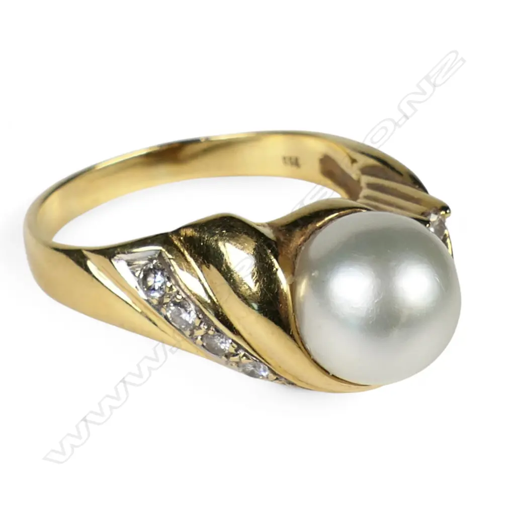An 18ct gold pearl and diamond ring, Image 1++