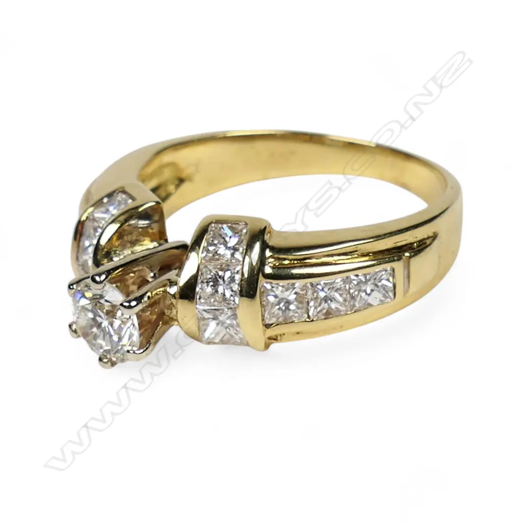 An 18ct yellow gold and white gold diamond set ring, Image 1++