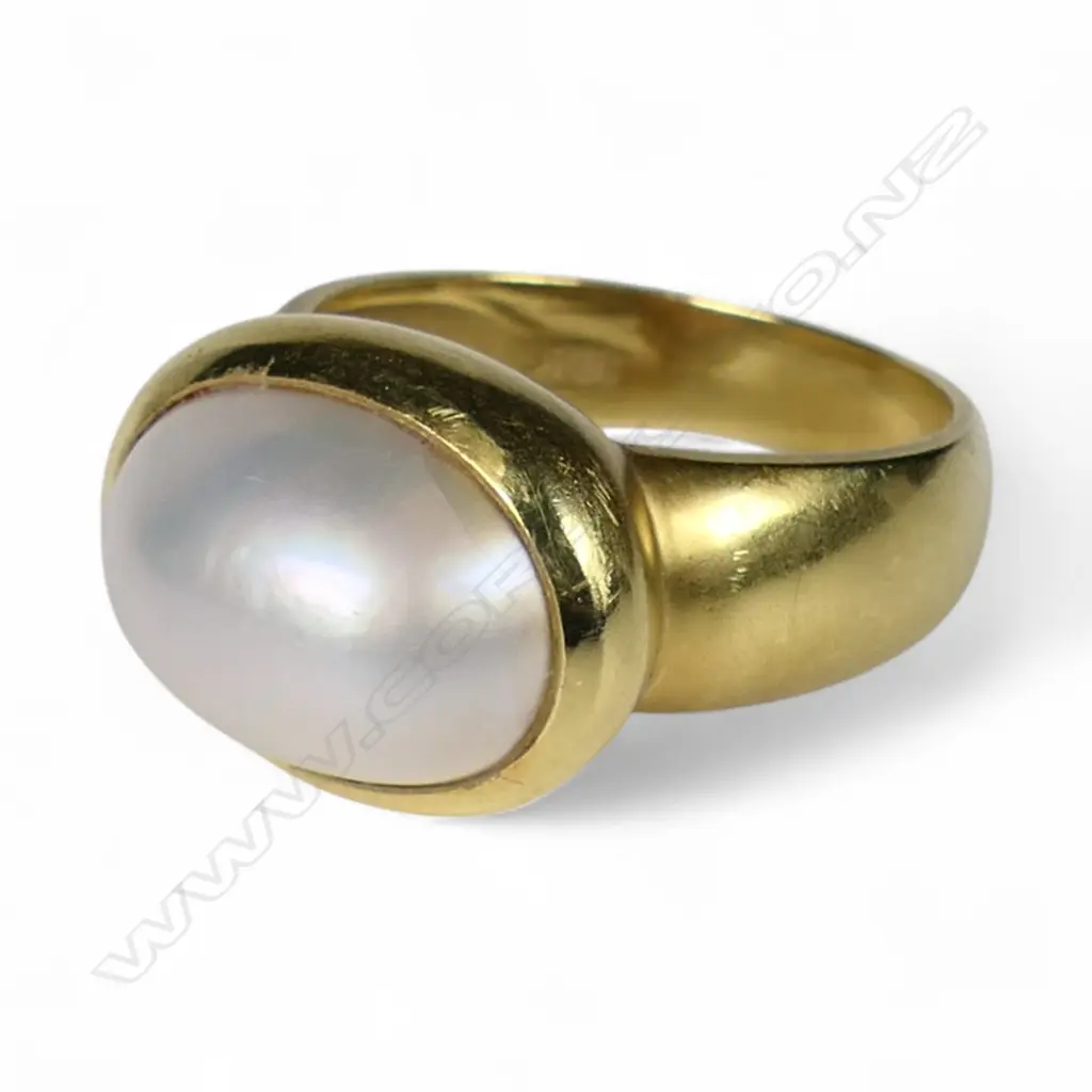 An 18ct yellow gold and half mabé pearl designer ring, Image 1++