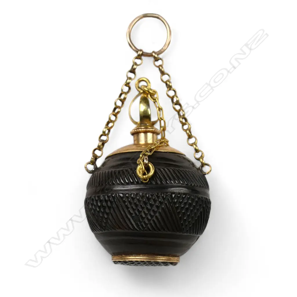 An early 1900s 9ct gold and bog oak pendant, Image 1++
