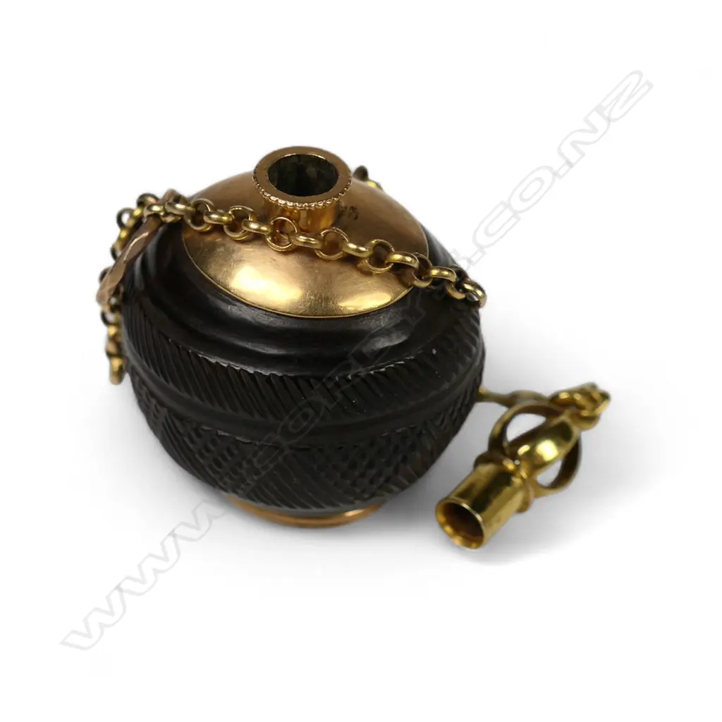 An early 1900s 9ct gold and bog oak pendant, Image 1++