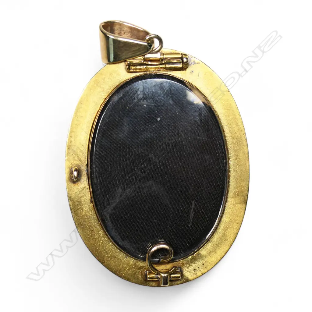 An impressive 15ct gold large mourning locket, Image 1++