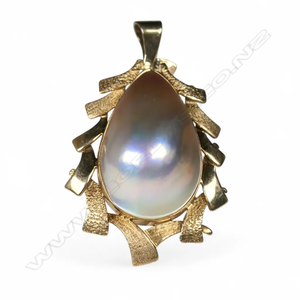 A 9ct gold and mabé pearl pendant, Image 1++