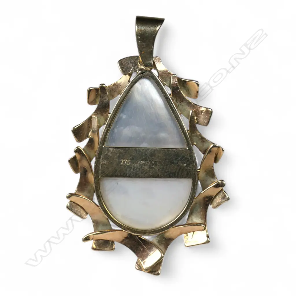 A 9ct gold and mabé pearl pendant, Image 1++