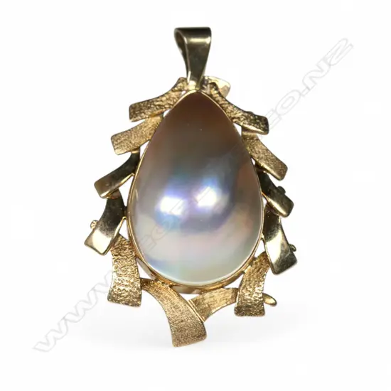 A 9ct gold and mabé pearl pendant,