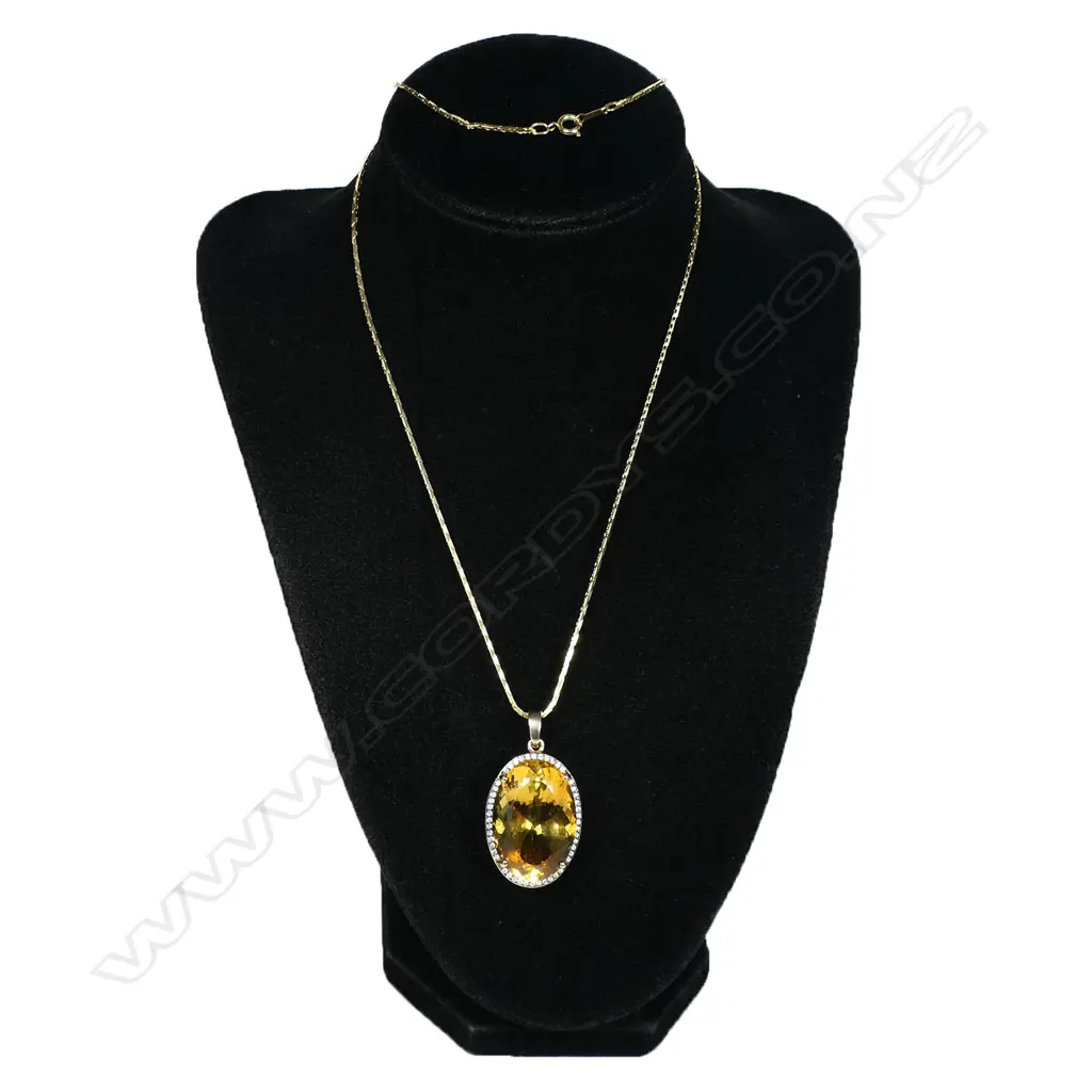 An impressive 9ct gold diamond and citrine pendant, Image 1++