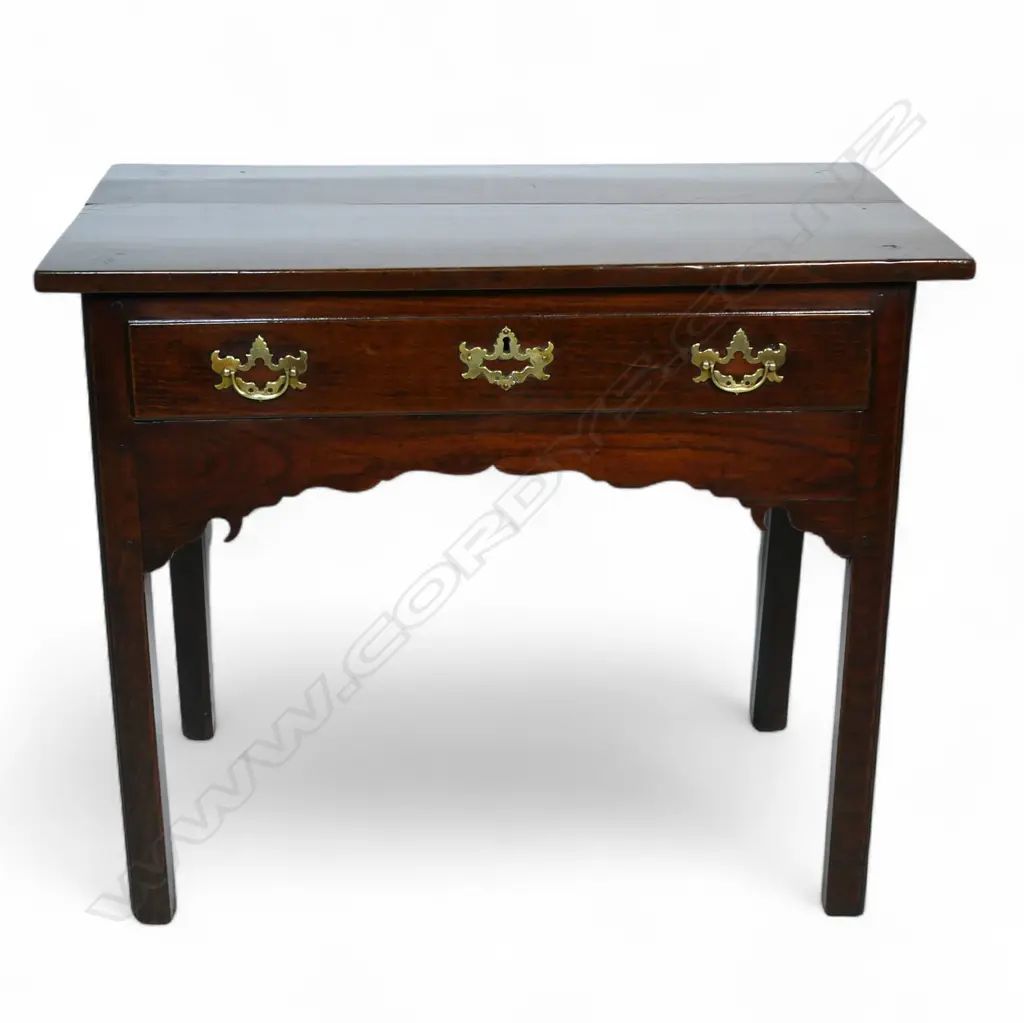 A Georgian Welsh oak lowboy, Image 1++