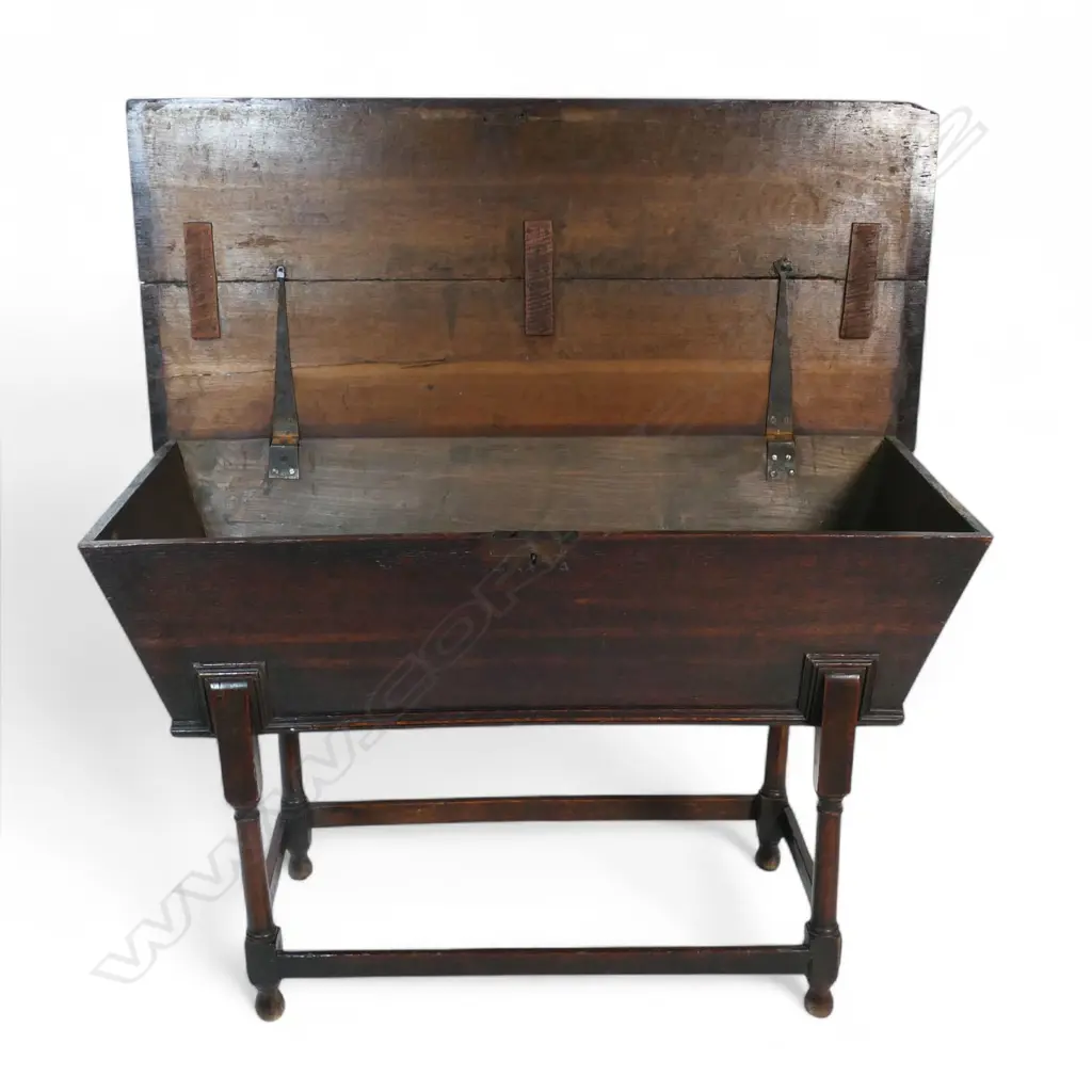 An 18thC oak dough bin, Image 1++