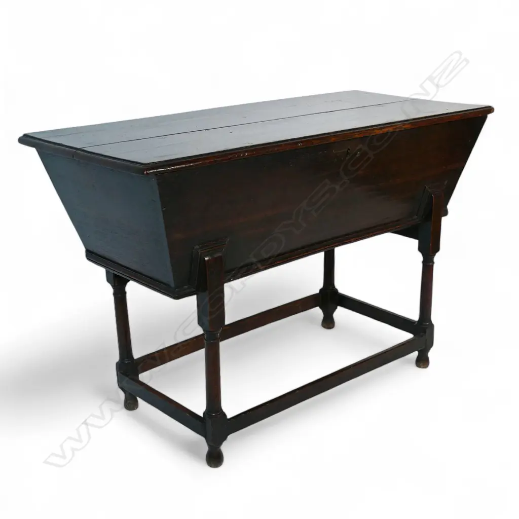 An 18thC oak dough bin, Image 1++