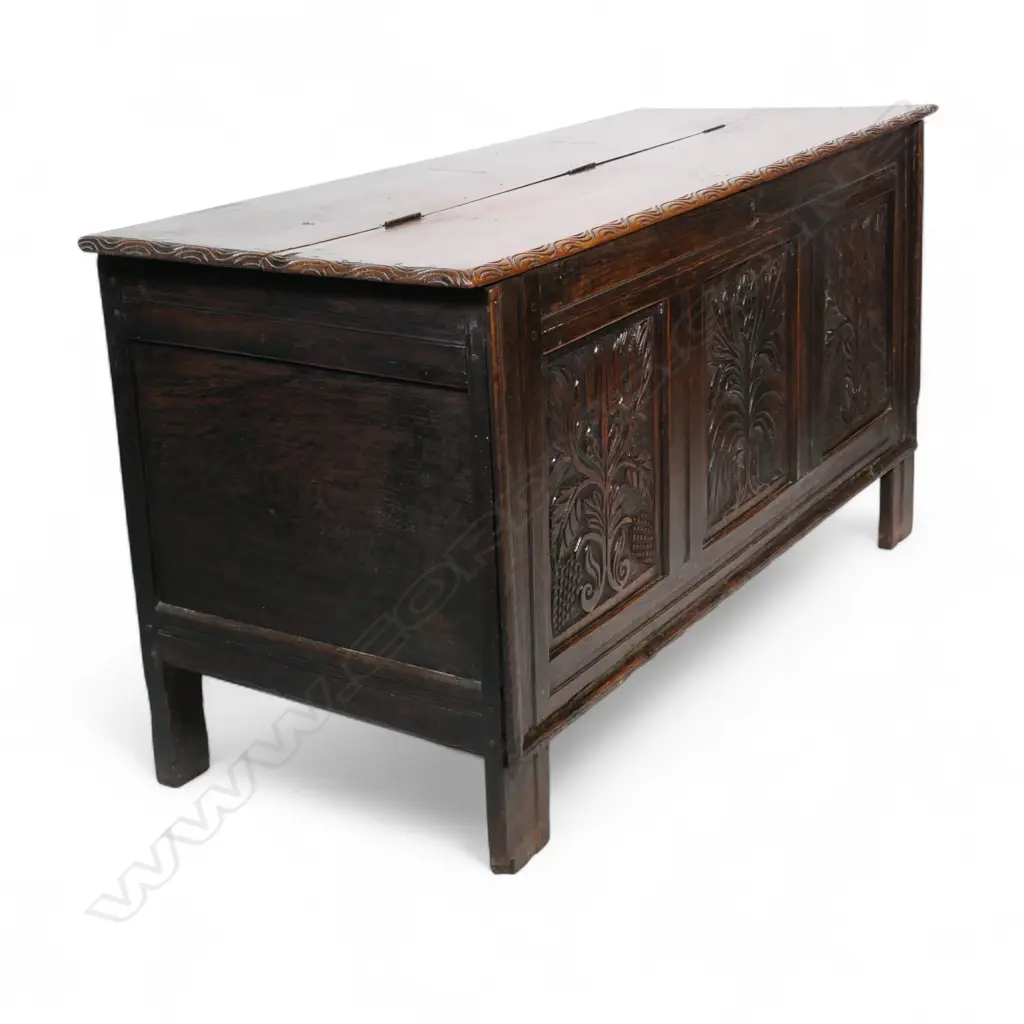An 18thC oak coffer, Image 1++
