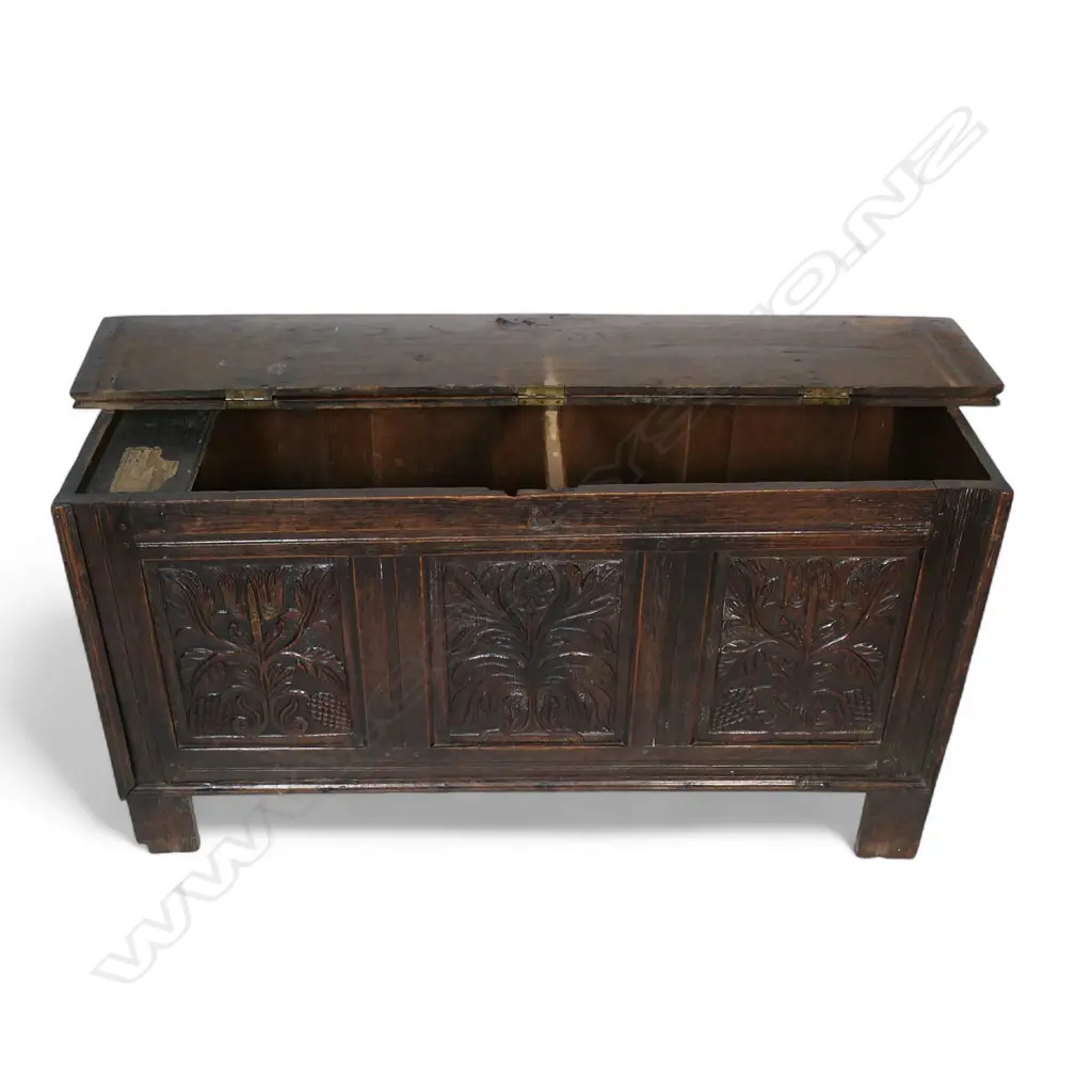 An 18thC oak coffer, Image 1++