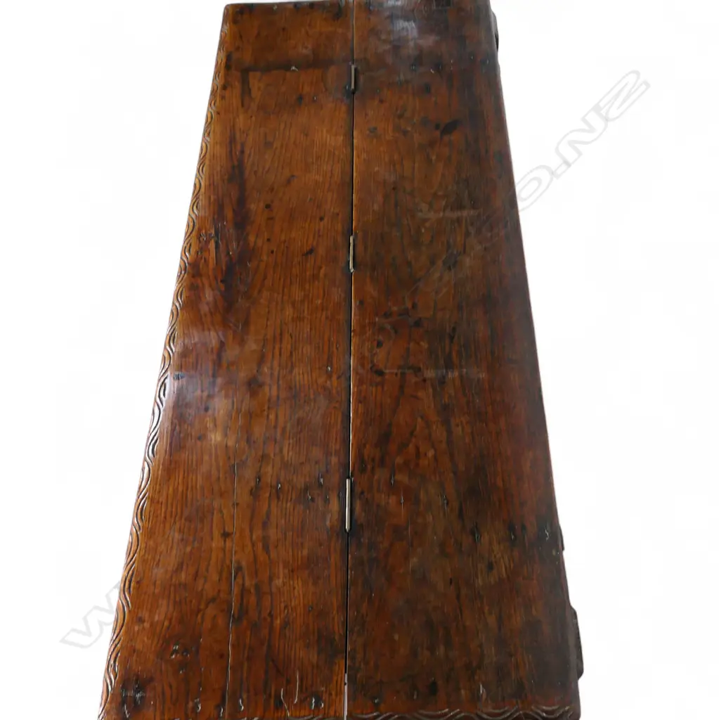 An 18thC oak coffer, Image 1++