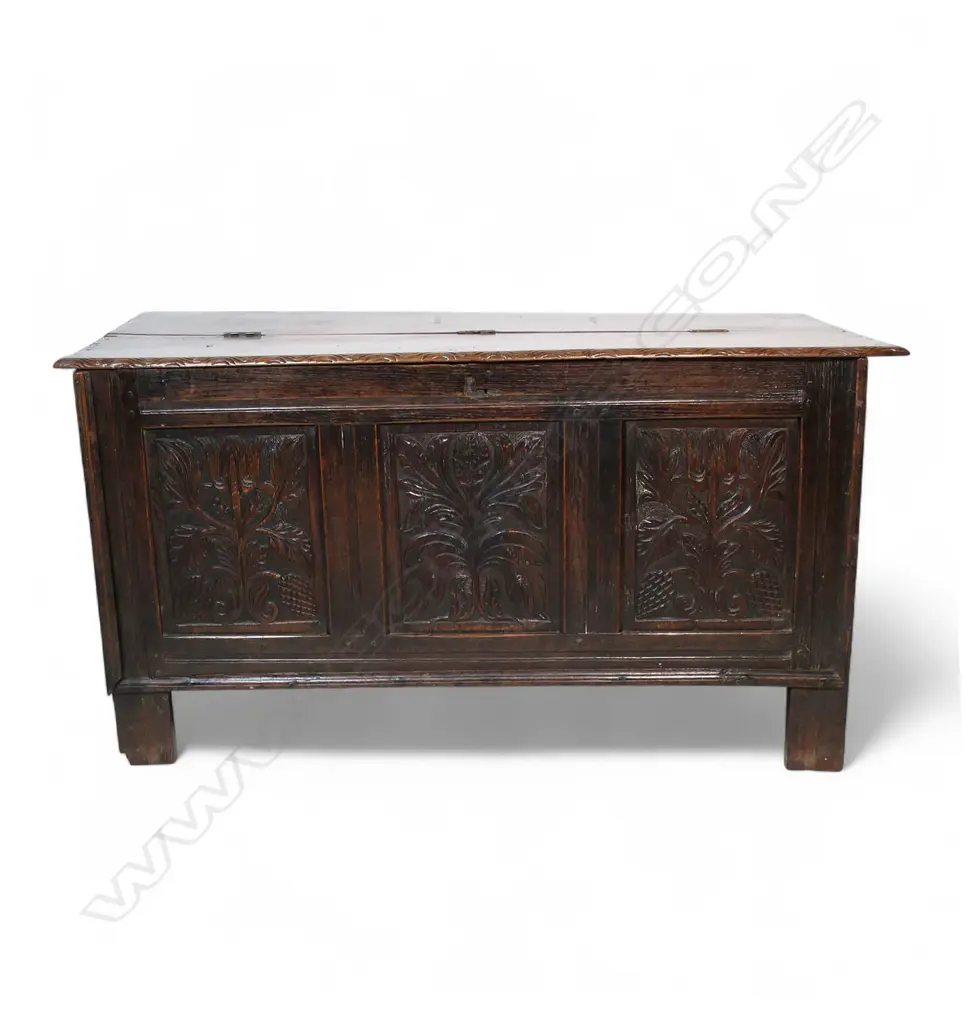 An 18thC oak coffer, Image 1++