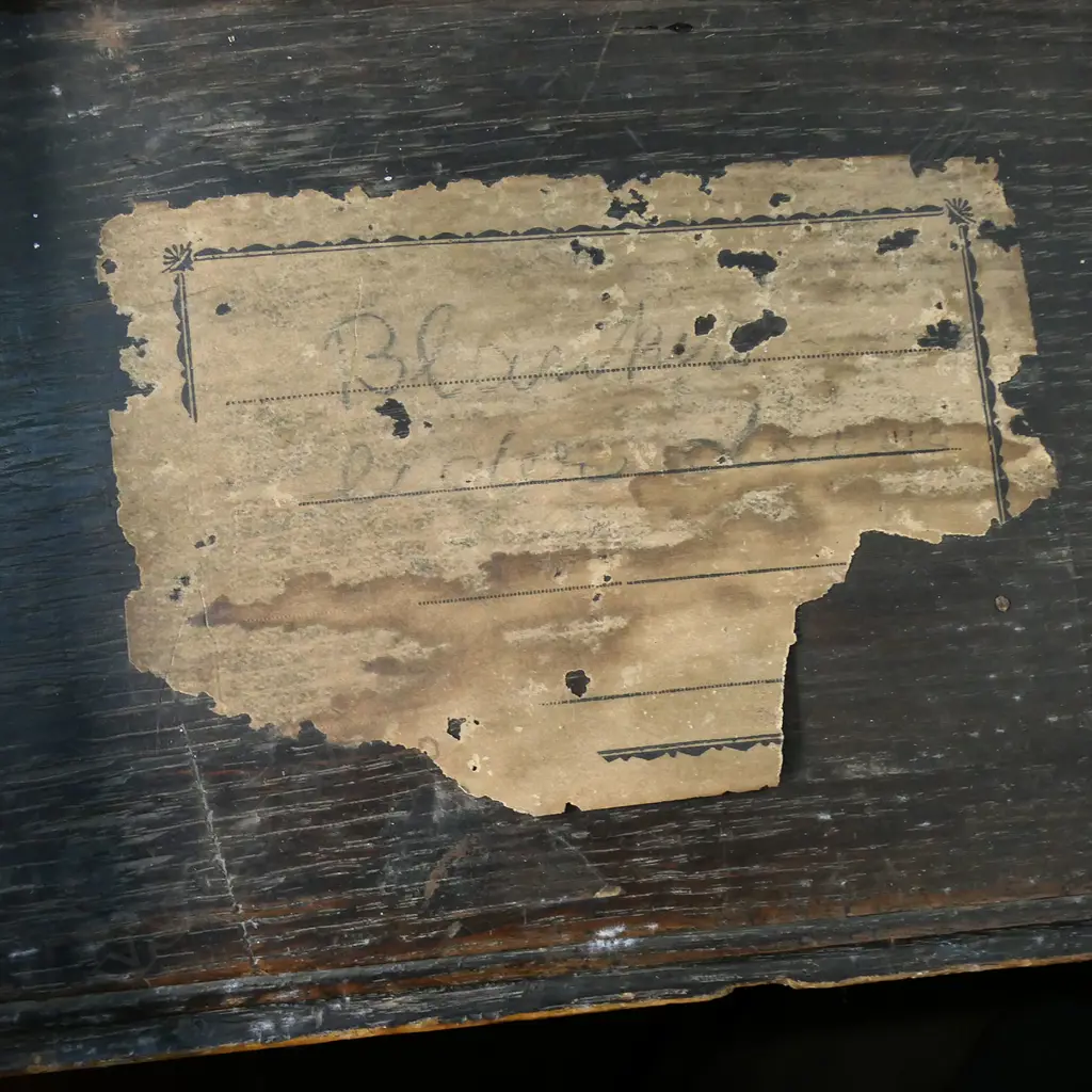 An 18thC oak coffer, Image 1++