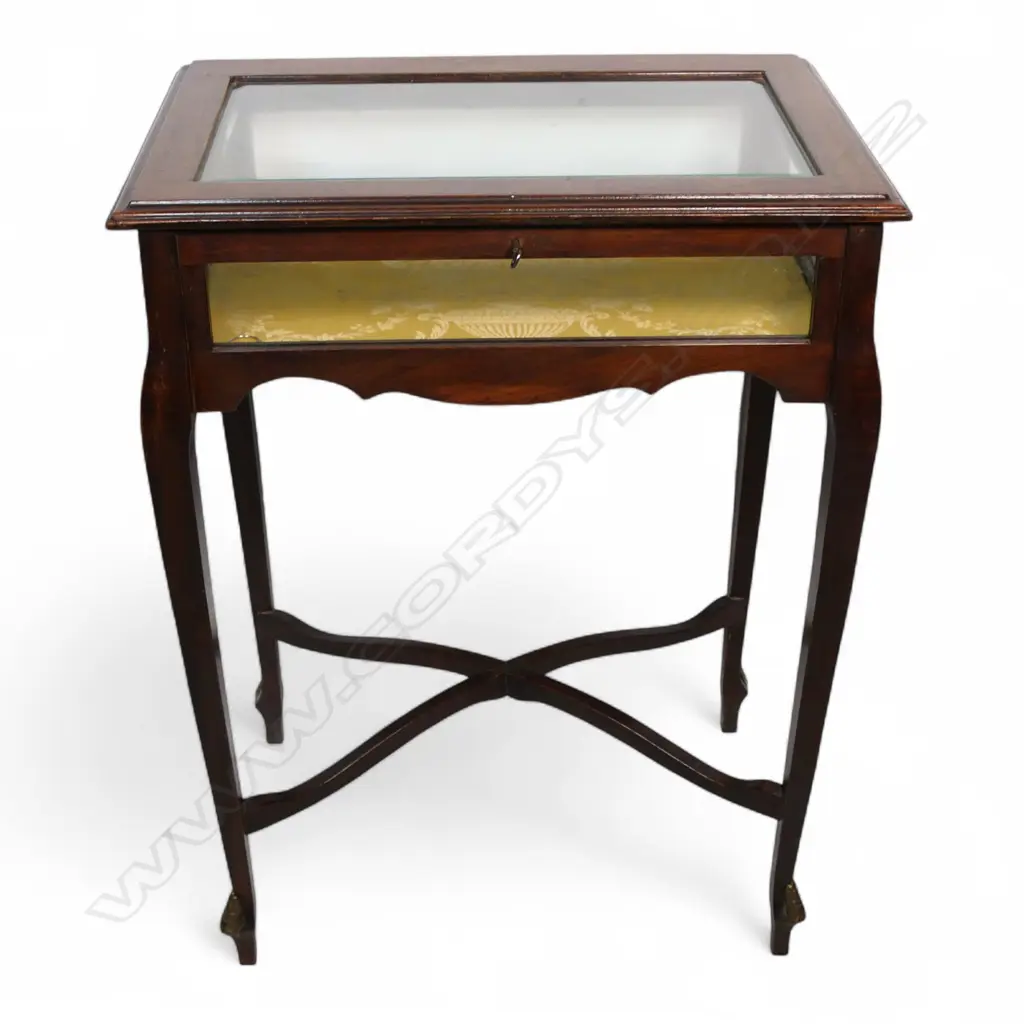 An early 20thC mahogany French style table vitrine, Image 1++