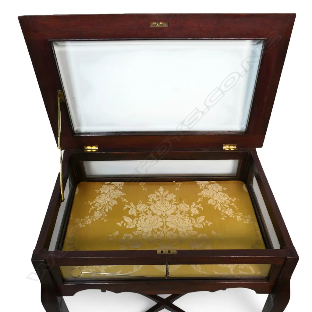 An early 20thC mahogany French style table vitrine, Image 1++