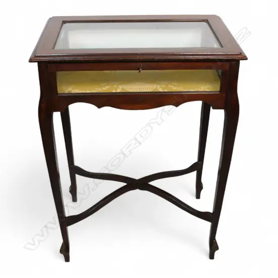 An early 20thC mahogany French style table vitrine,
