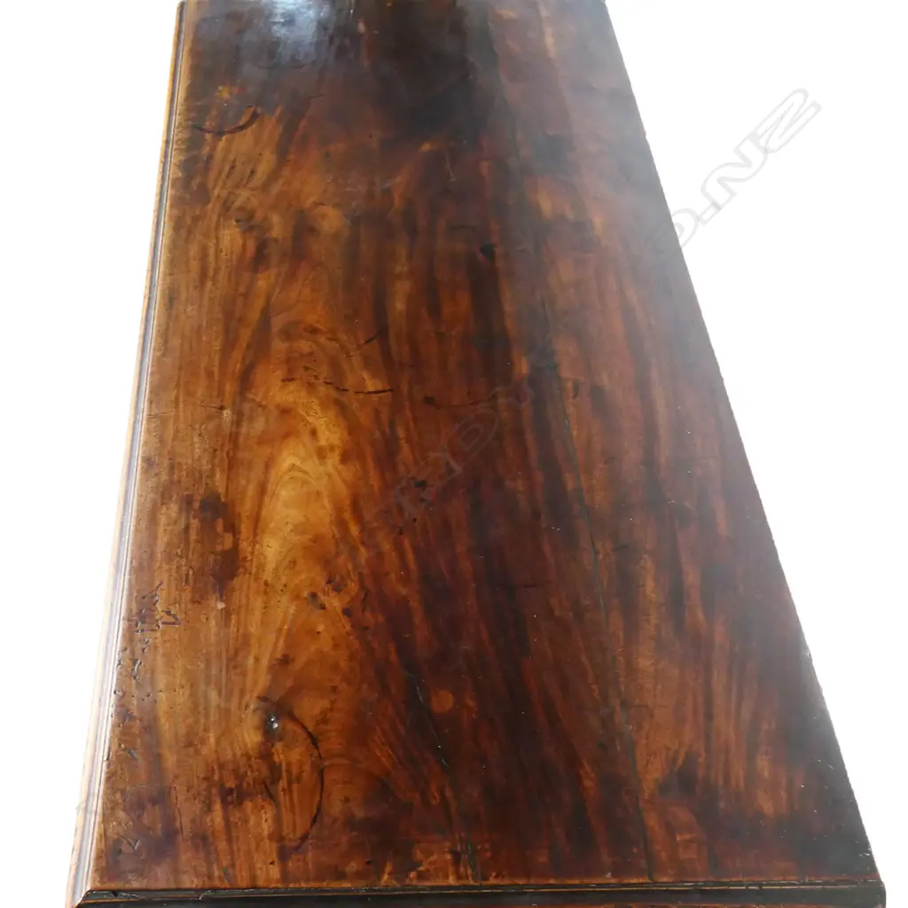 A Georgian mahogany five drawer chest, Image 1++