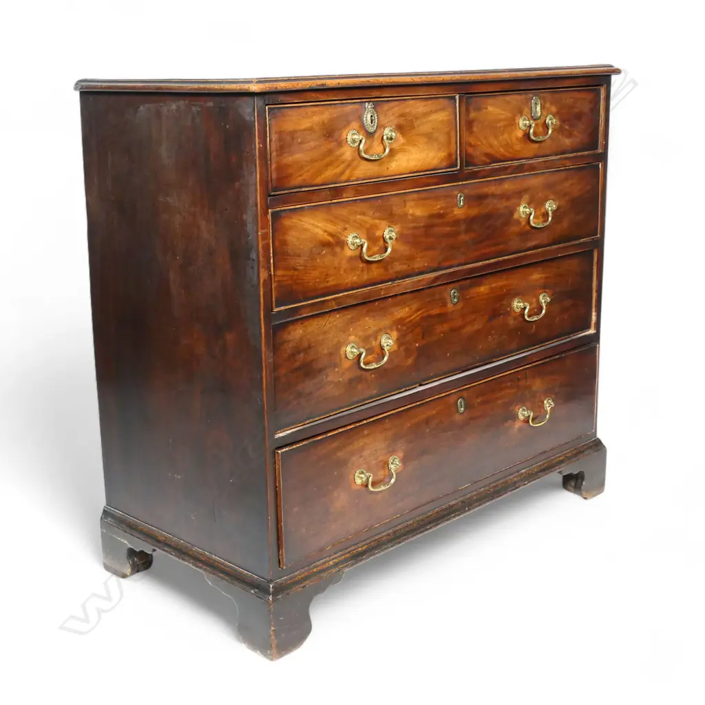 A Georgian mahogany five drawer chest, Image 1++