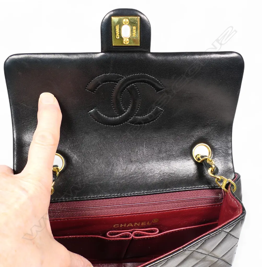 Chanel black small classic shoulder bag, Image 1++
