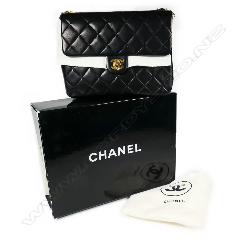 Chanel black small classic shoulder bag, Image 1++