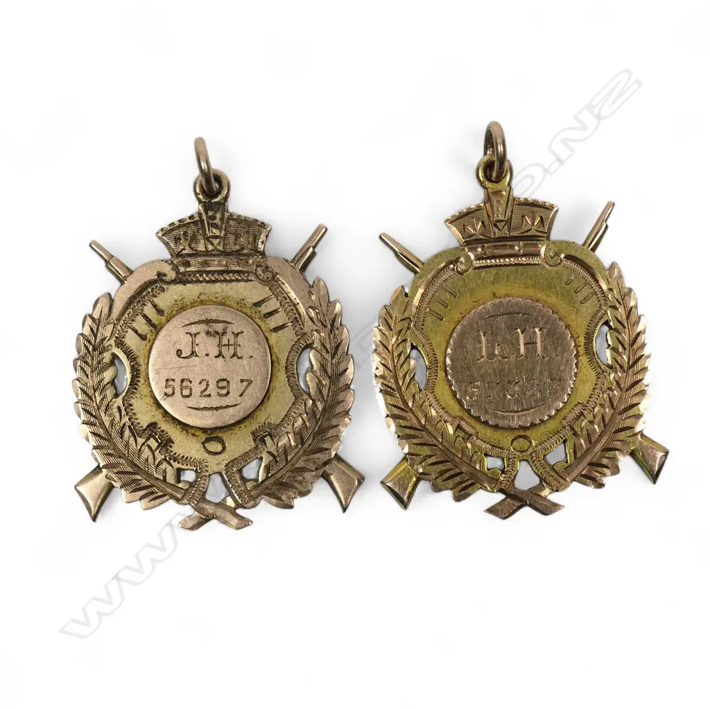 Two 9ct gold WWI tokens of honour to two brothers from Āwhitu, Image 1++