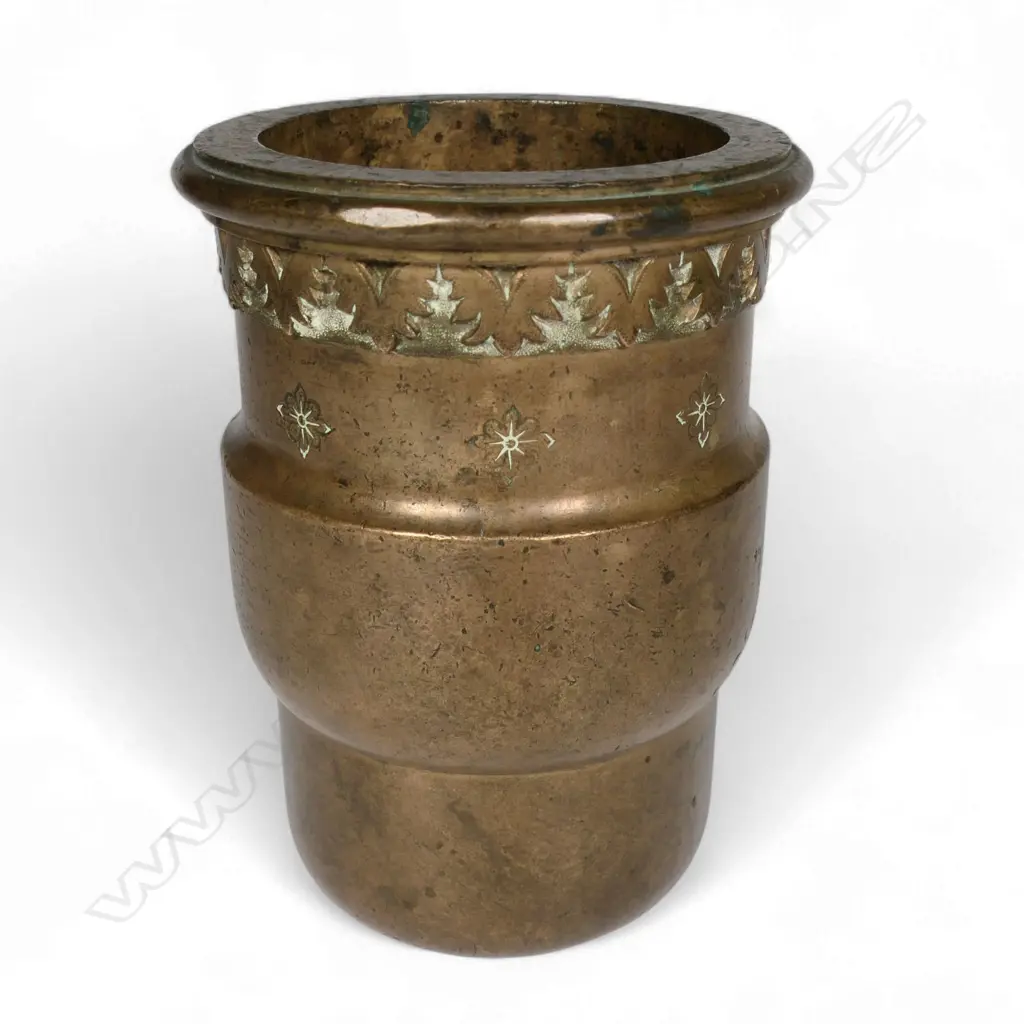 An uncommon 18thC Dutch East Indies bronze mortar Image 1++
