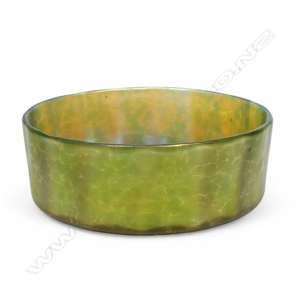 An early 20thC favrile glass bowl, Image 1++