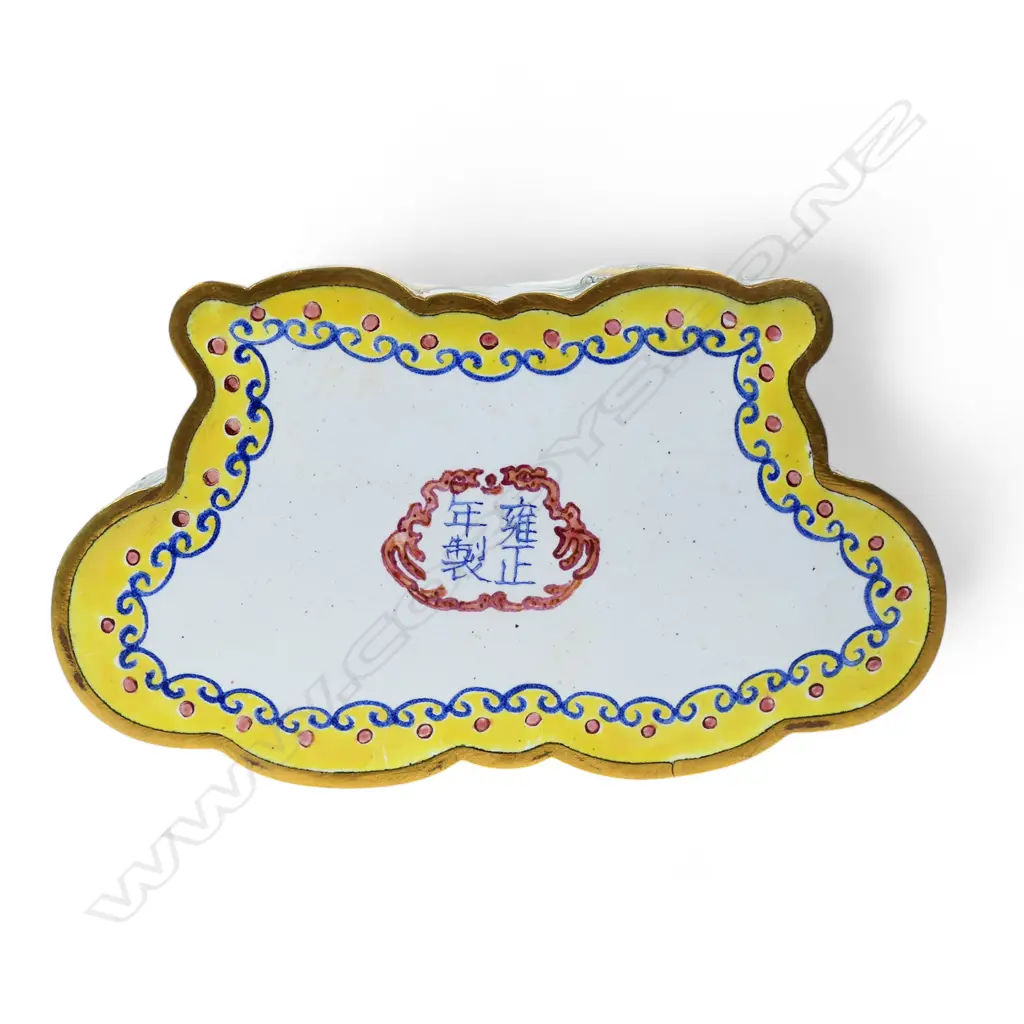 An antique style Chinese enamel trinket box, Image 1++