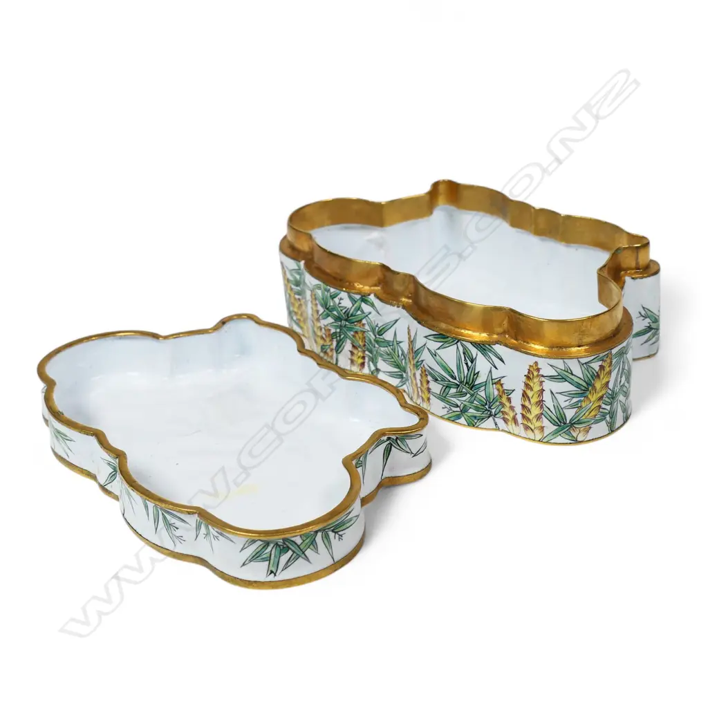 An antique style Chinese enamel trinket box, Image 1++