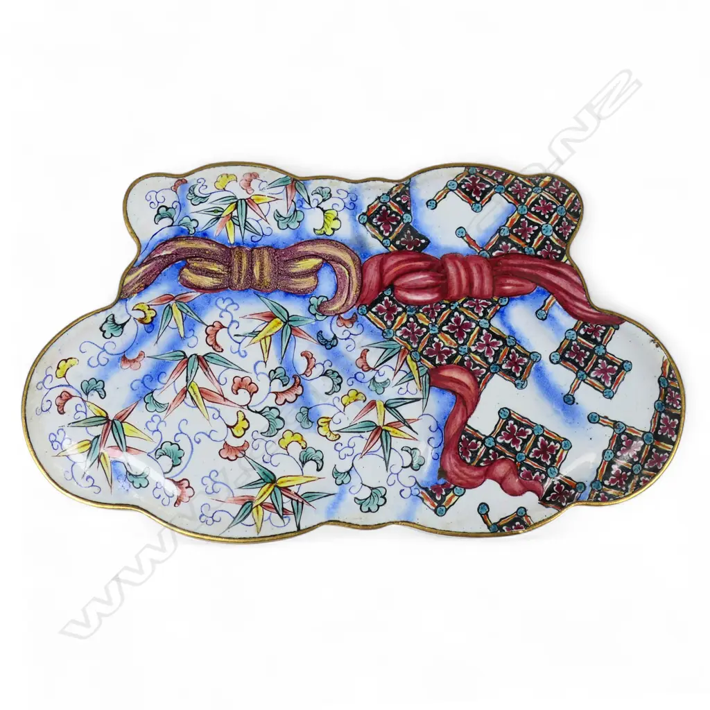 An antique style Chinese enamel trinket box, Image 1++