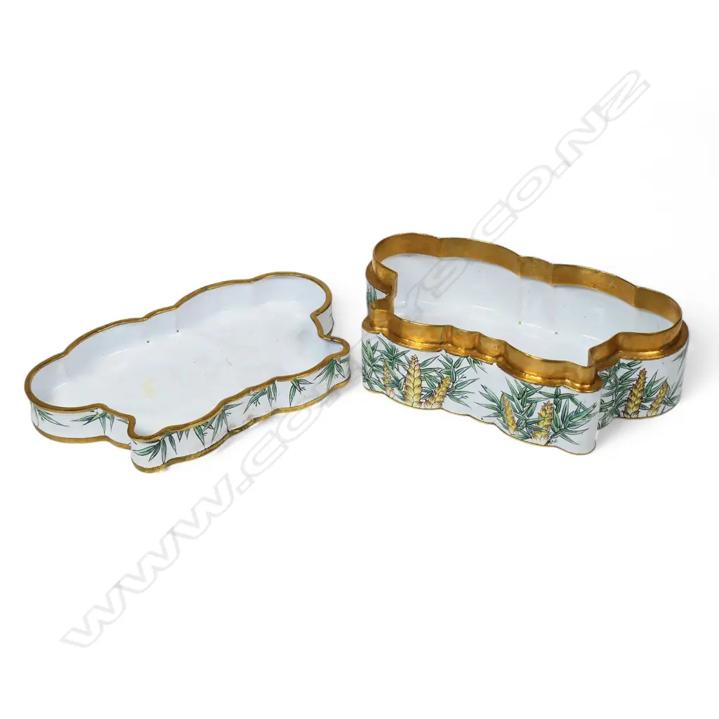 An antique style Chinese enamel trinket box, Image 1++