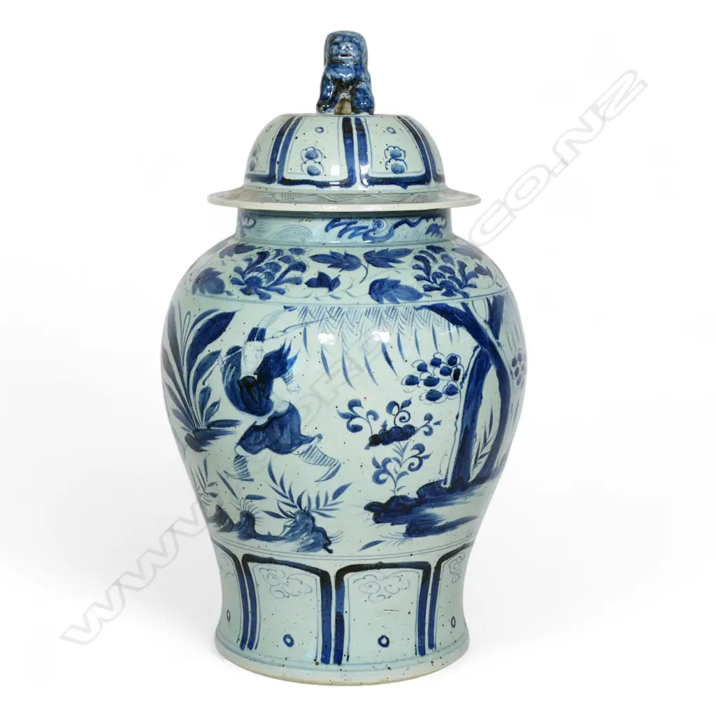 A large old Chinese baluster blue and white lidded jar, Image 1++
