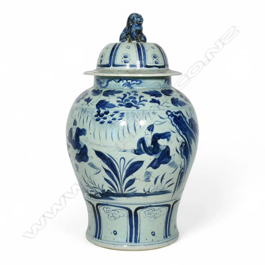 A large old Chinese baluster blue and white lidded jar, Image 1++