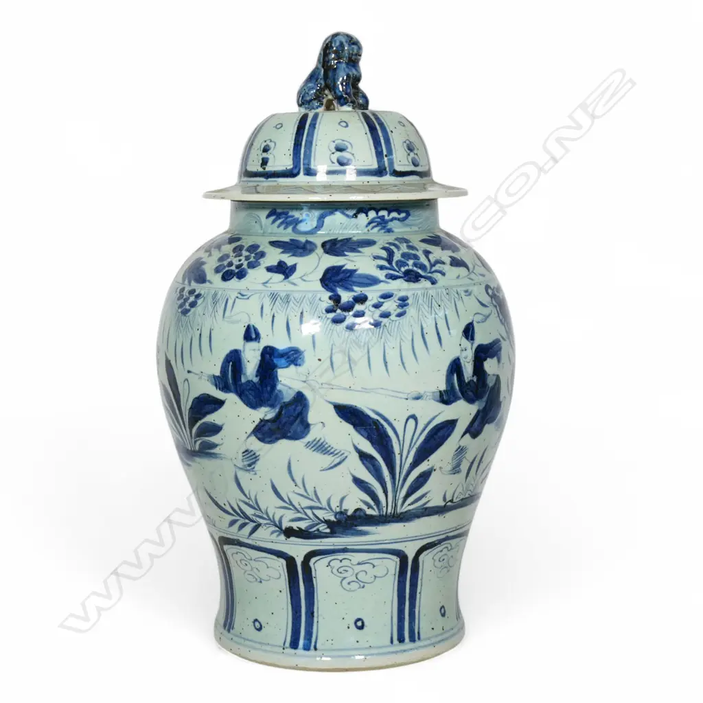 A large old Chinese baluster blue and white lidded jar, Image 1++