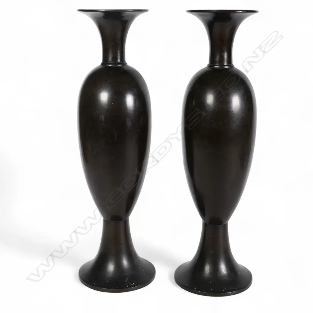 A pair of Japanese Meiji period tall elegant bronze vases, Image 1++