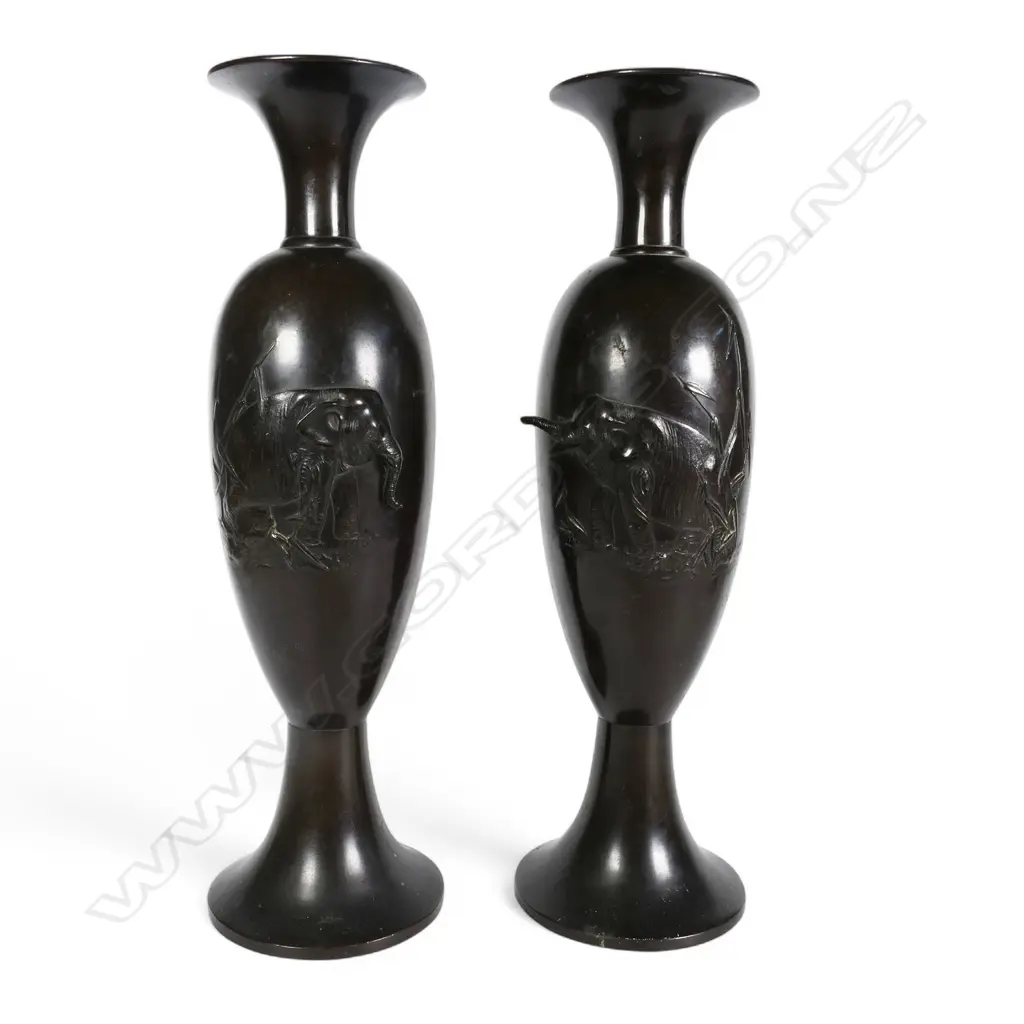 A pair of Japanese Meiji period tall elegant bronze vases, Image 1++