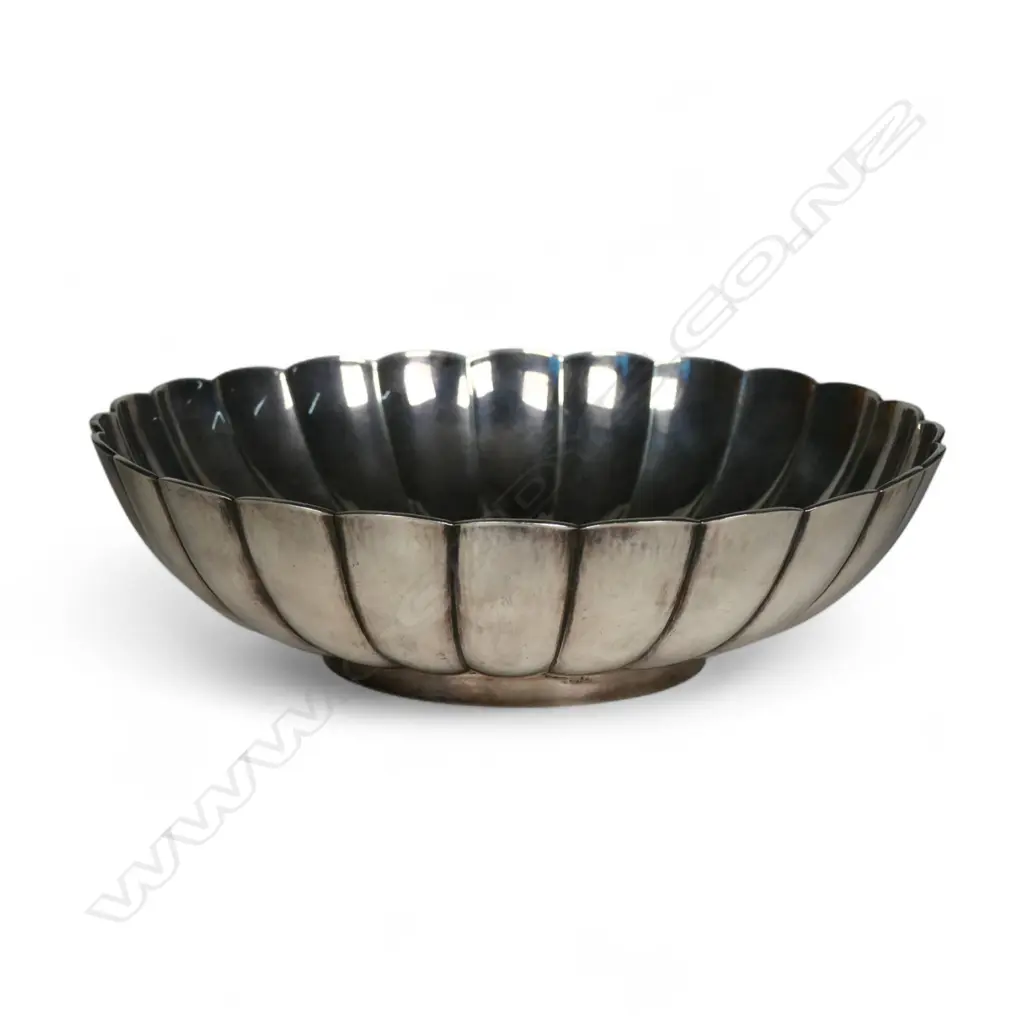 An early 20thC Oriental silver chrysanthemum bowl Image 1++
