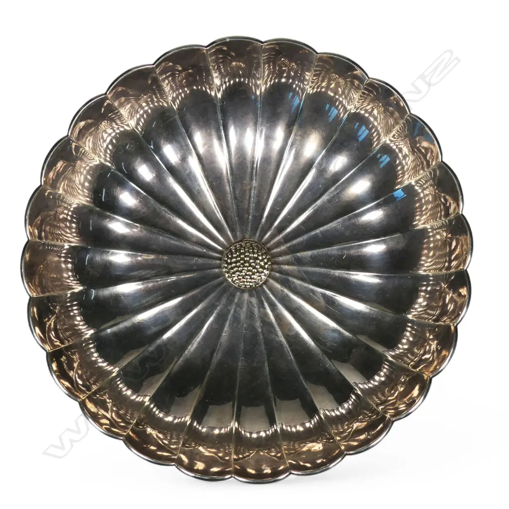 An early 20thC Oriental silver chrysanthemum bowl Image 1++