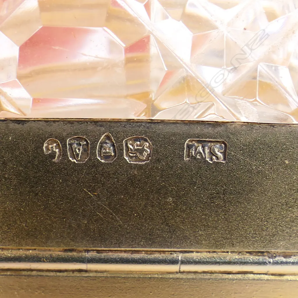 A quality Victorian silver gilt and cut crystal smelling salts combination vinaigrette, Image 1++