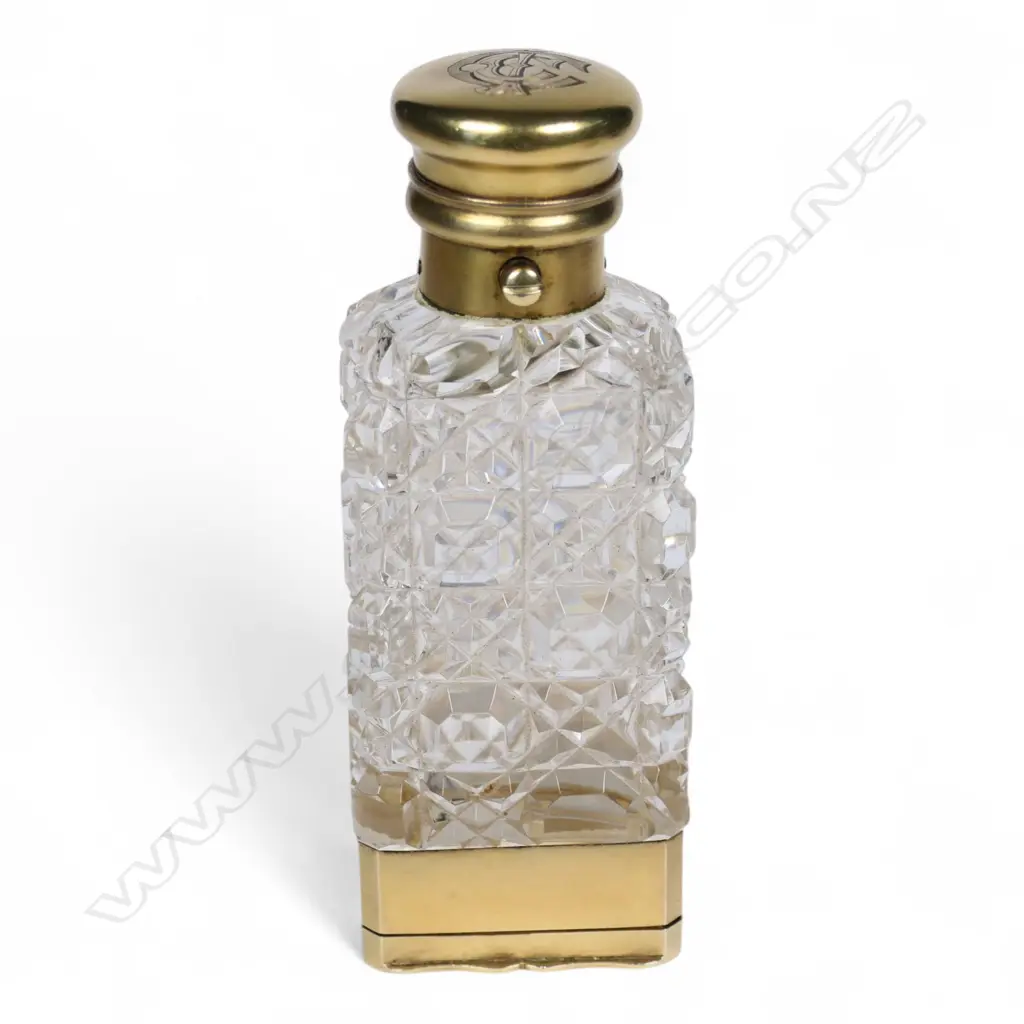 A quality Victorian silver gilt and cut crystal smelling salts combination vinaigrette, Image 1++
