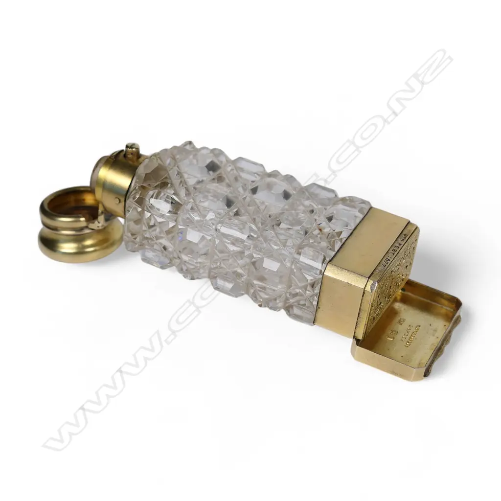 A quality Victorian silver gilt and cut crystal smelling salts combination vinaigrette, Image 1++