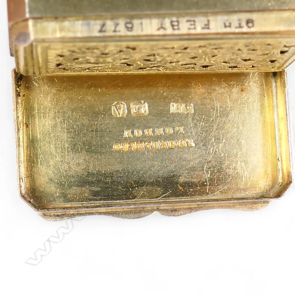 A quality Victorian silver gilt and cut crystal smelling salts combination vinaigrette, Image 1++
