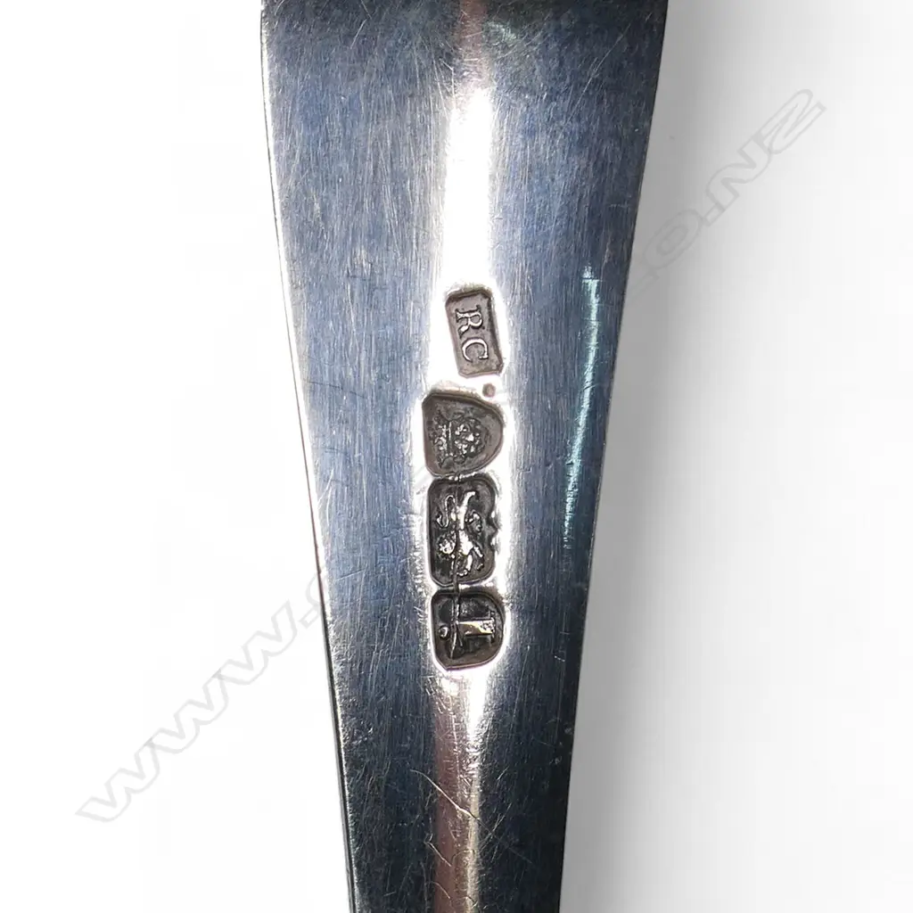 A George III silver Old English pattern soup ladle, Image 1++