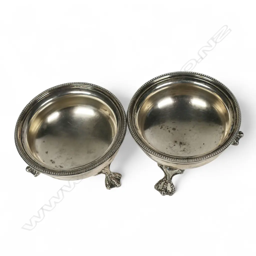 A pair of Victorian silver cauldron salts, Image 1++
